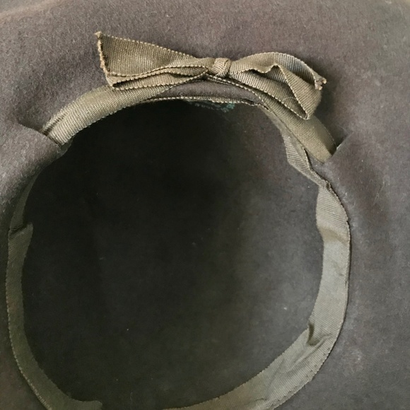 OUTSTANDING 1930s BROWN FELT HALO WIDE BRIM HAT WITH PLEATED GROSGRAIN EDGING